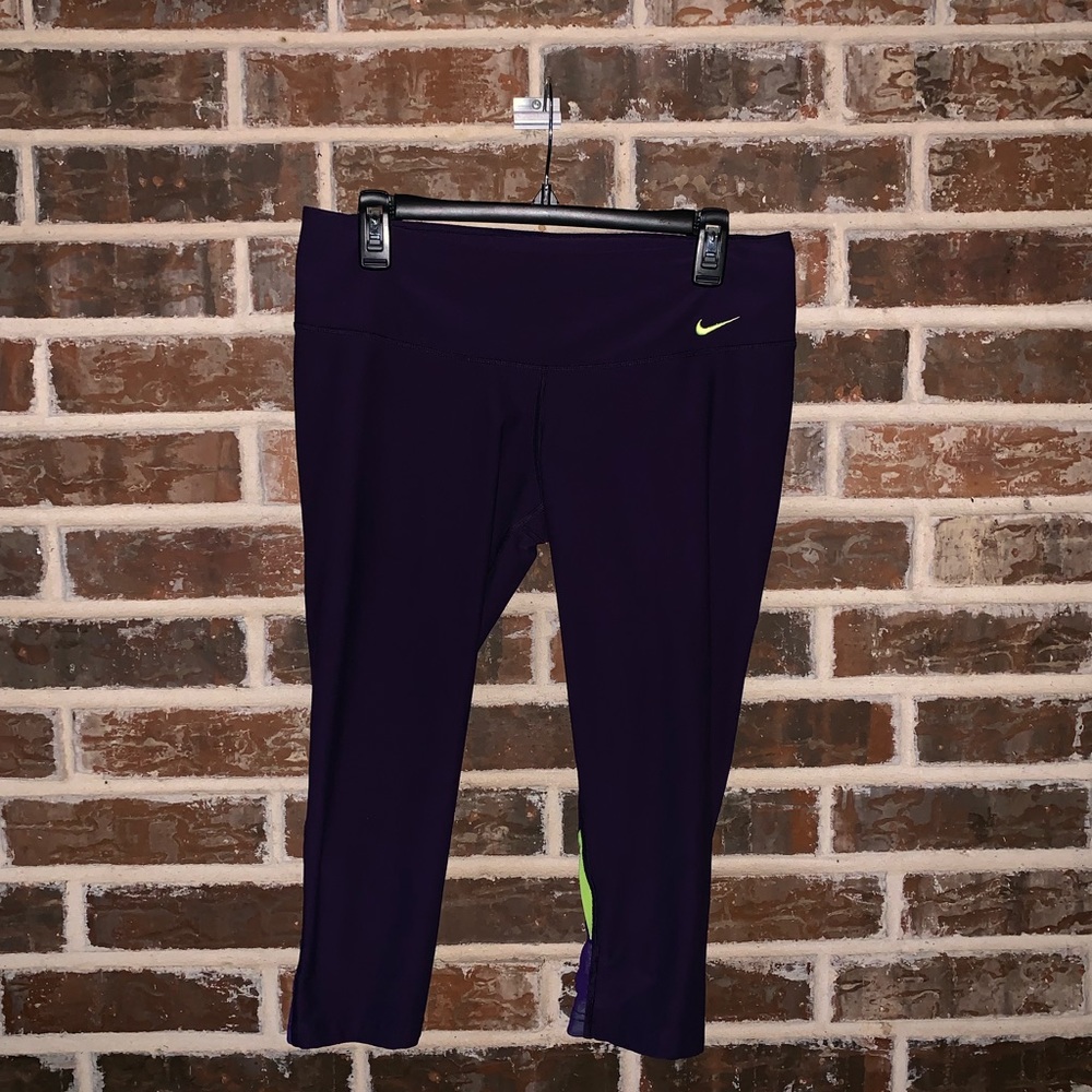 L Nike Capri Yoga Pants